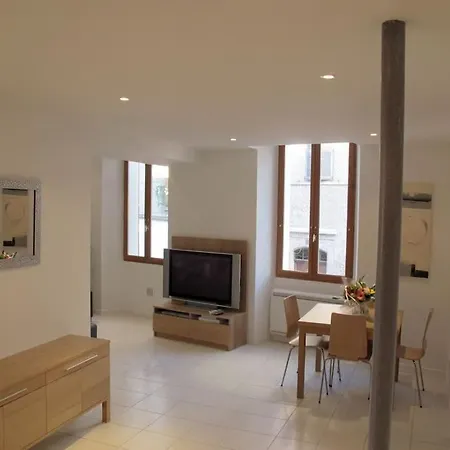 Apartment Heart Of Old 1 Min To Beach